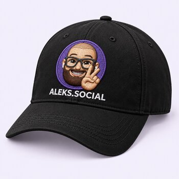 Schwarze Kappe mit violettem Aleks.social Avatar – fiktives Dummy-Design