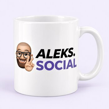 Weiße Tasse mit Aleks.social Avatar und violettem Logo – Dummy-Design