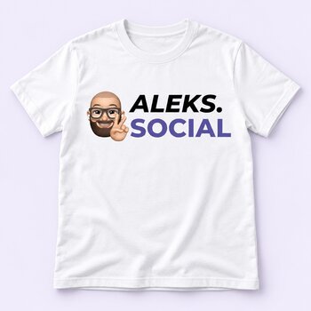 Weißes T-Shirt mit Aleks.social Avatar und violettem Schriftzug – Dummy-Design