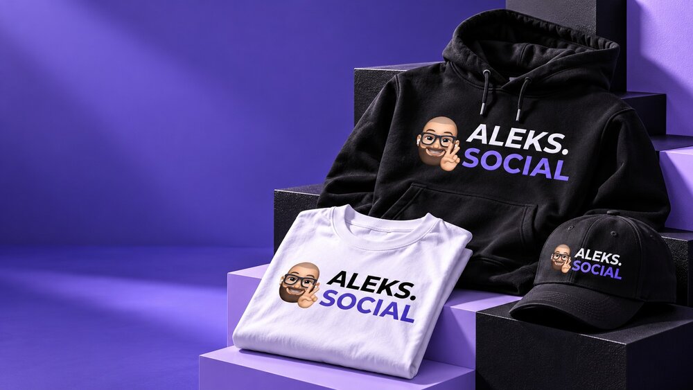 Schwarzer Hoodie, weiße T-Shirt-Grafik und Kappe im aleks.social Design auf violetter Bühne